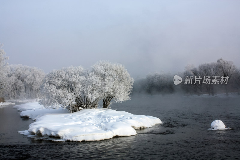 冬日河岸雾凇雪景