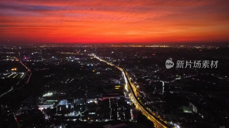 城市夜景鸟瞰图 灯火辉煌与绚丽晚霞相映