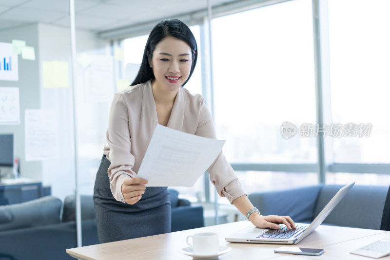 年轻商务女士使用电脑