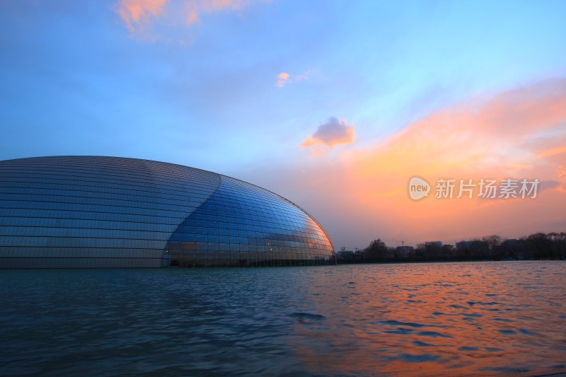 夕阳下的国家大剧院