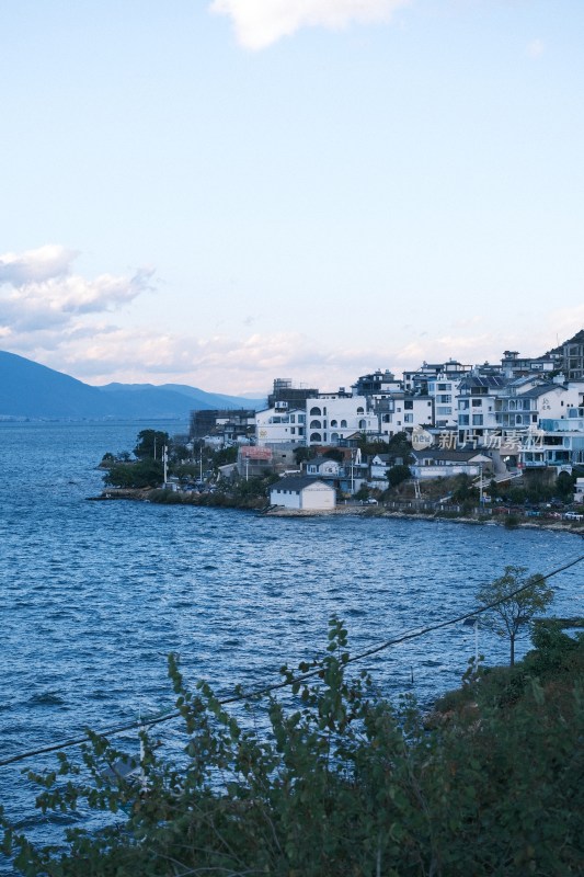 湖畔沿岸白墙建筑风景