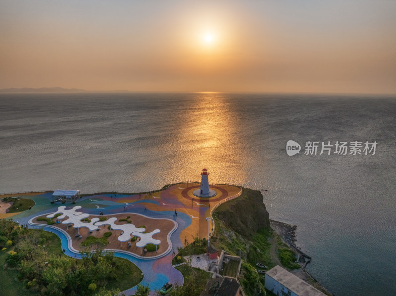 夕阳下的大连泊霞湾灯塔