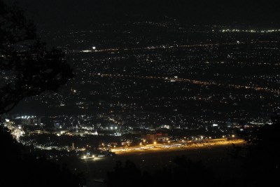 俯瞰清迈夜晚城市机场全景