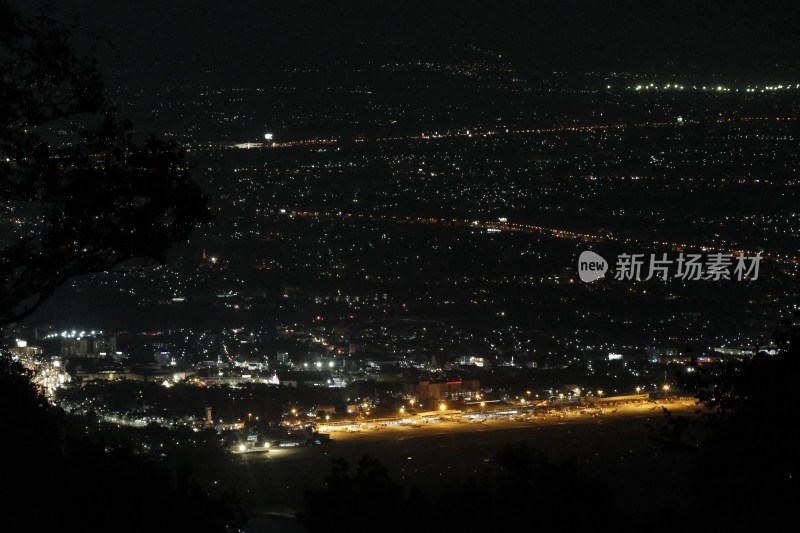 俯瞰清迈夜晚城市机场全景