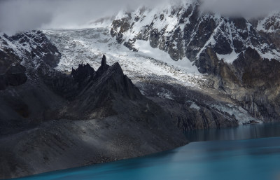 雪山脚下河谷湖泊自然风景