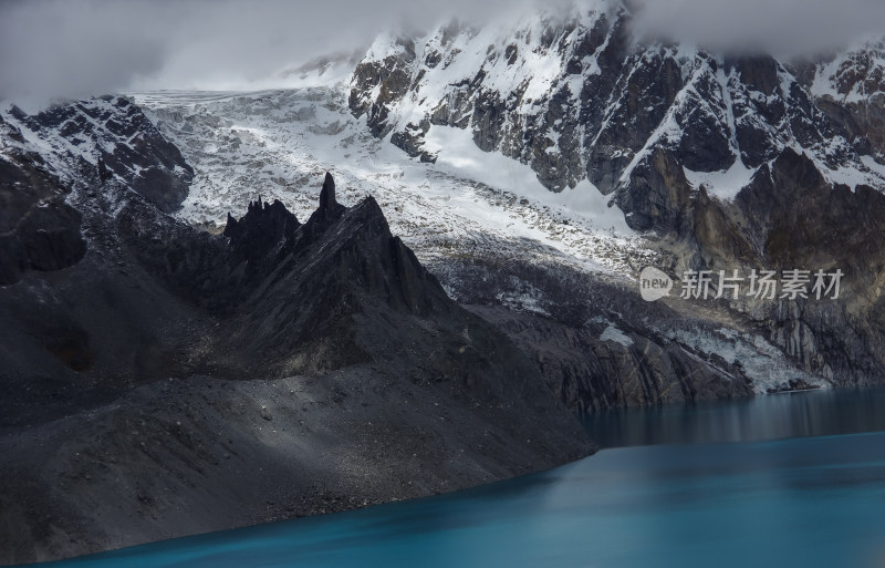 雪山脚下河谷湖泊自然风景