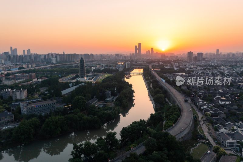 日落时南京秦淮河与大报恩寺