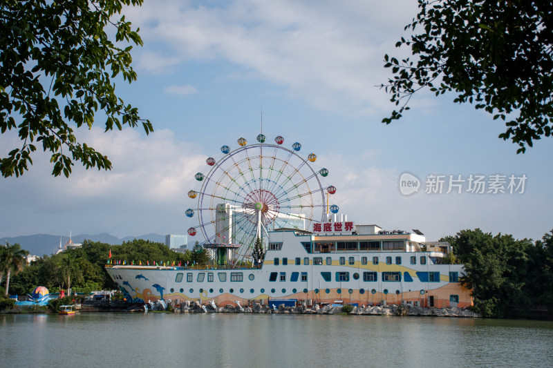 福州左海水上摩天轮与海底世界景观相映成趣