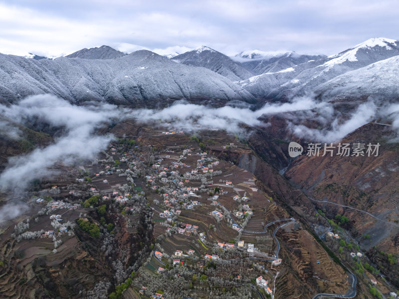 四川阿坝州金川梨花藏寨雪山高空航拍