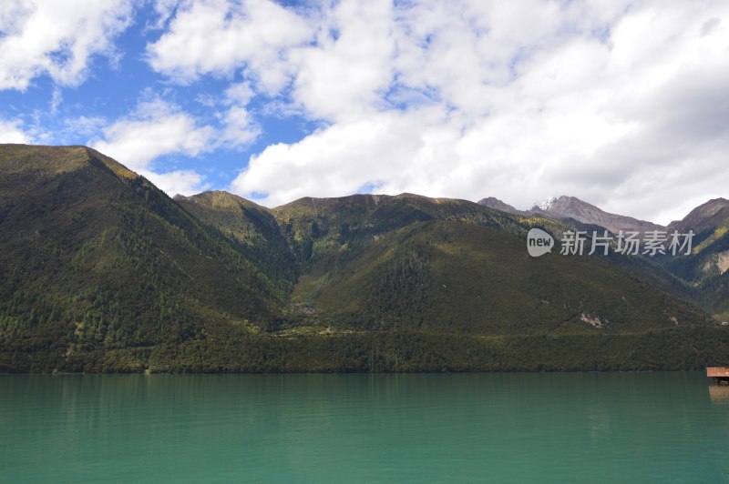 巴松措的雪山和湖泊