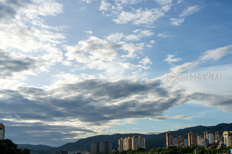 城市建筑群与蓝天白云景观