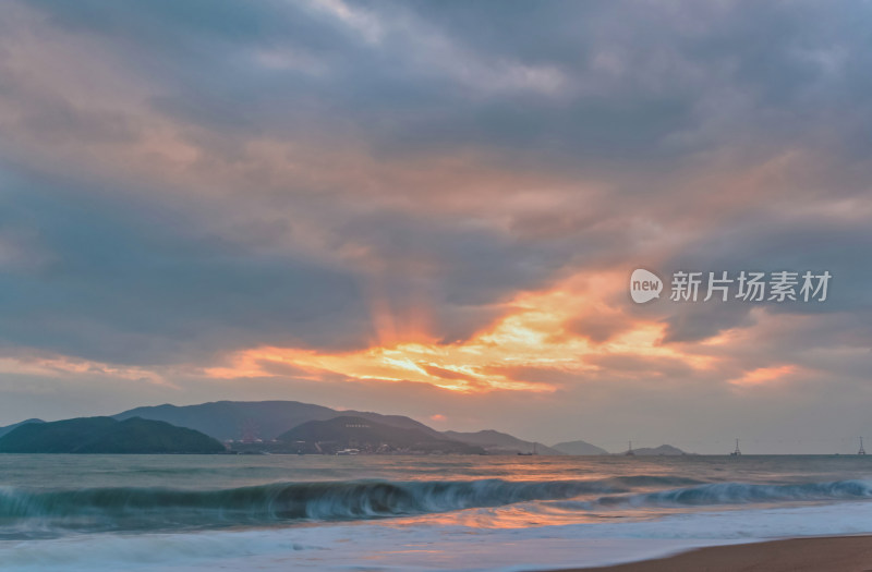 越南芽庄滨海海岸沙滩浪花与日出天空云彩