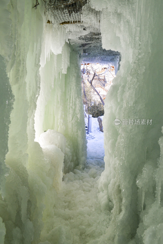 济南九如山冰瀑山间木屋冰雪景观