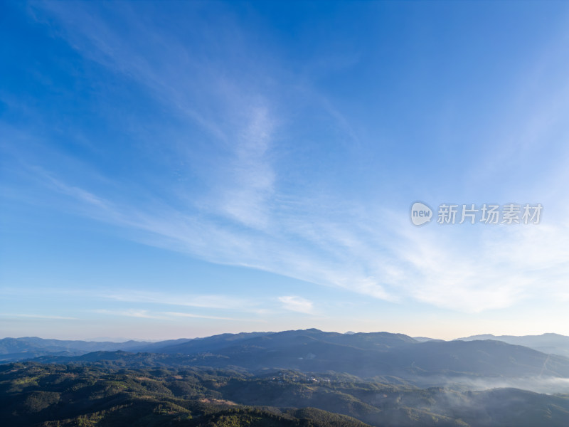 航拍蓝天白云下山峦叠翠的自然风光