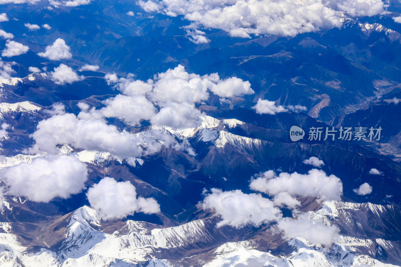 航拍飞机蓝天雪山白云