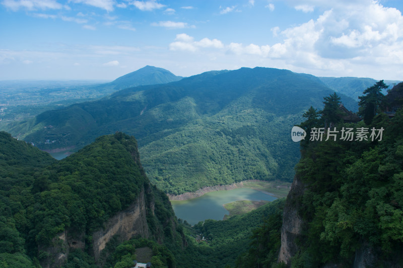 中国甘肃平凉崆峒山古建筑自然风光