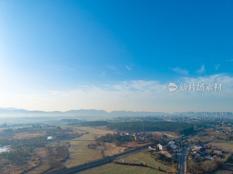 乡村田野与城市远景航拍