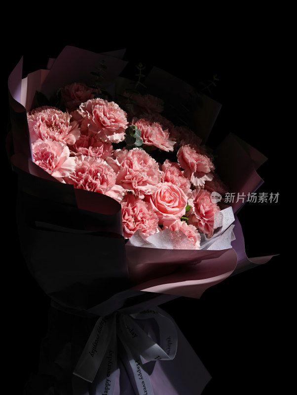 黑色背景上的一束粉色鲜花康乃馨