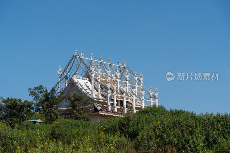 废弃的佛教建筑和佛像