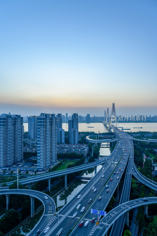 武汉二七长江大桥互通式立交夜景航拍风光