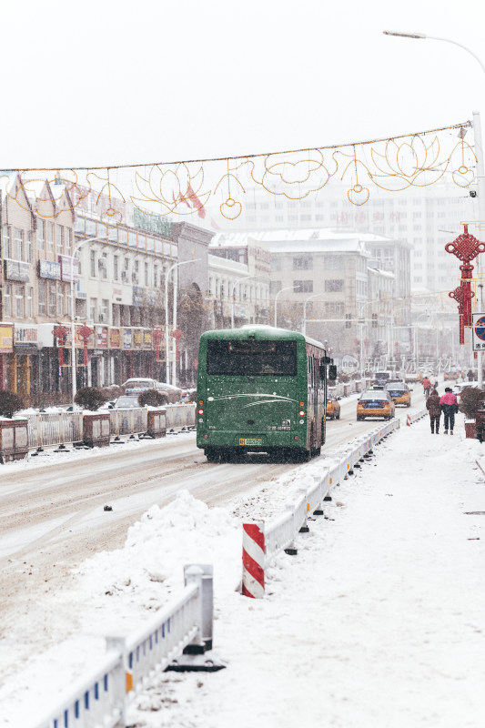 冬季雪后行驶的公交车