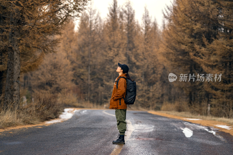 年轻女子徒步旅行