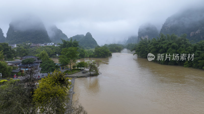 暴雨后河水浑浊