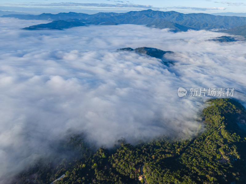 云海中的山峦航拍壮丽自然景观