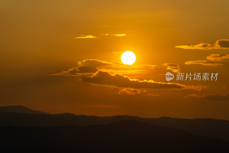 山间壮丽日落景观