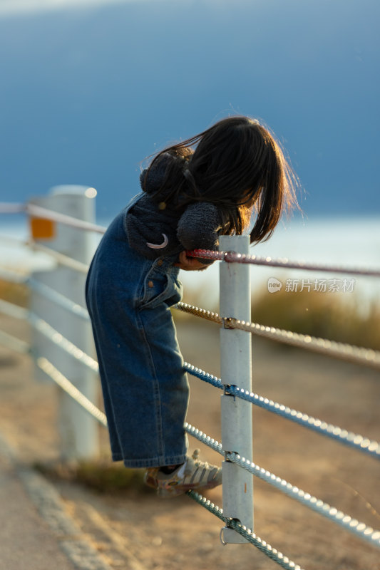 小女孩在玩耍