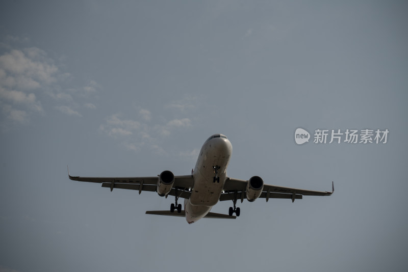 空中飞行的客机特写