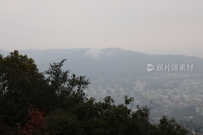 山林间远眺城市景观