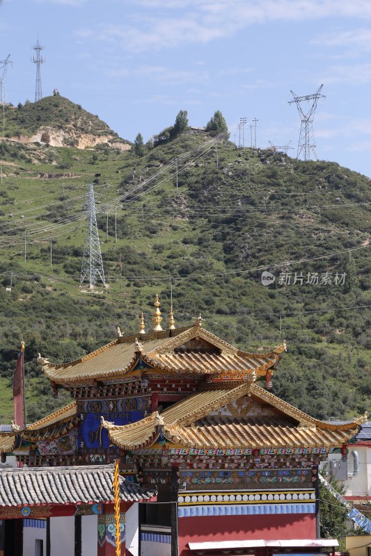 四川阿坝州松潘川主寺寺庙和青山