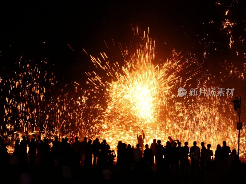 人群观赏打铁花表演