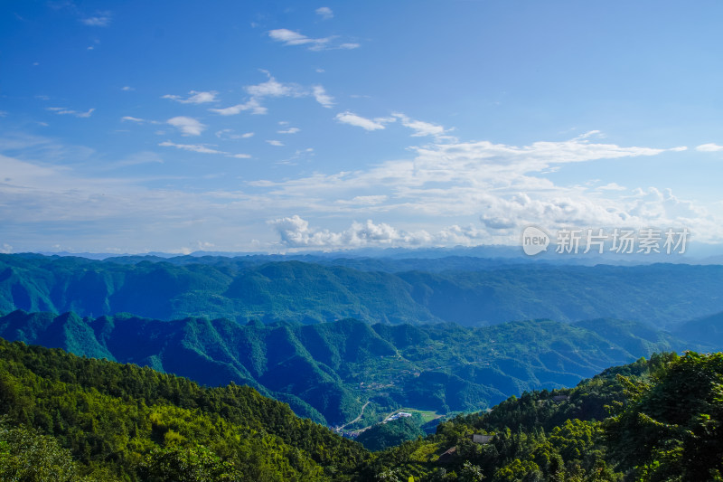 连绵群山壮阔景色