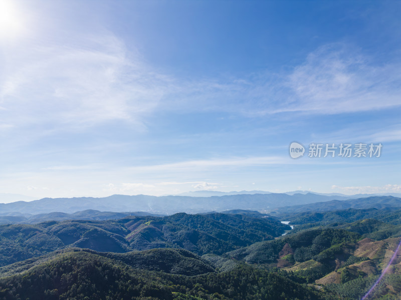 辽阔壮观的群山航拍全景