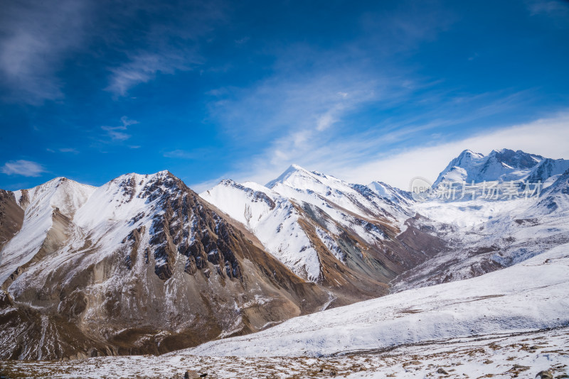 壮丽雪山天空自然风景