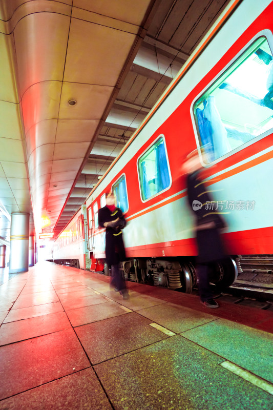 火车站台乘务员与列车画面