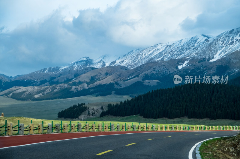 新疆赛里木湖通往雪山的公路