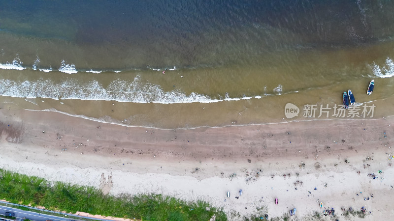 航拍海浪拍打沙滩沙滩游泳游客