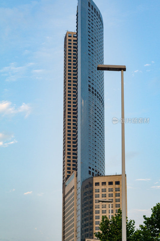 青岛市中心香港中路，青岛财富中心大楼