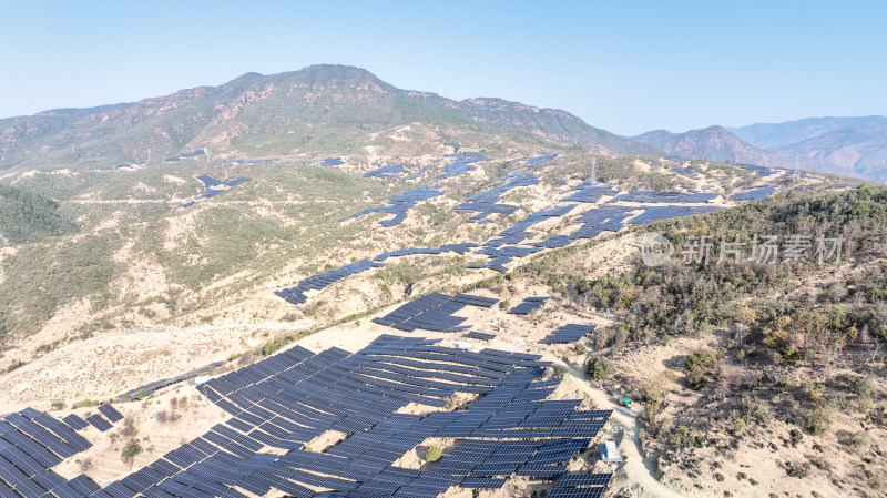 云南丽江永胜县山坡上的大量太阳能光伏板