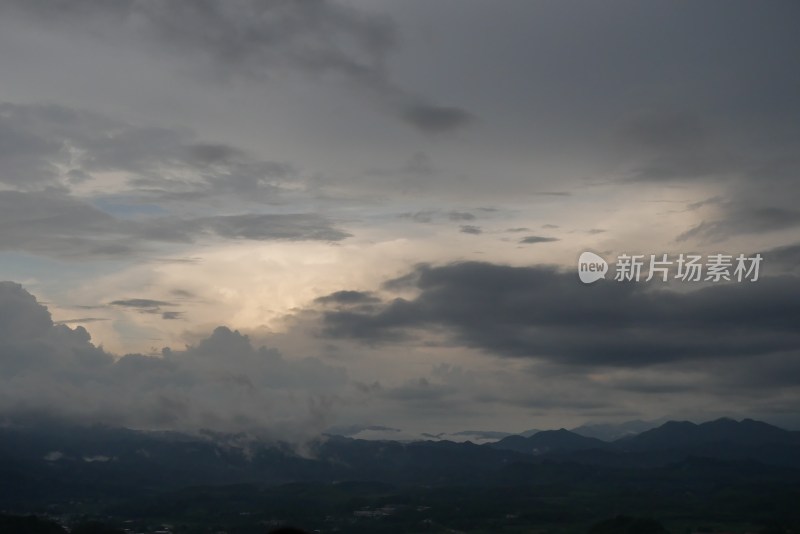 丹霞山大山里的天空