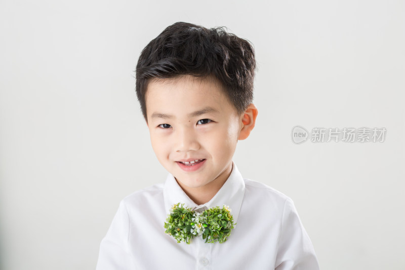白色背景下可爱的中国小男孩肖像