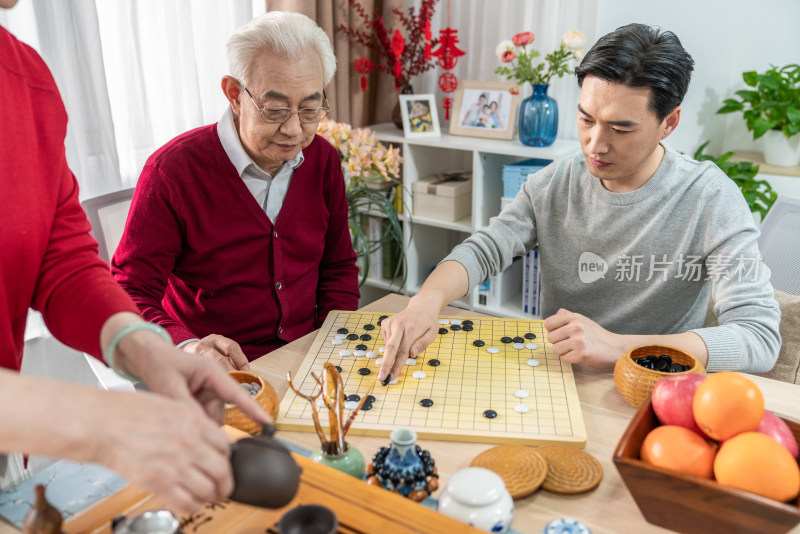 快乐的家庭喝茶下围棋