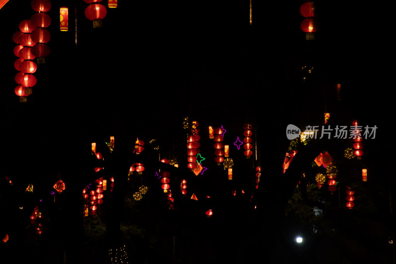 夜晚悬挂着红灯笼的热闹场景