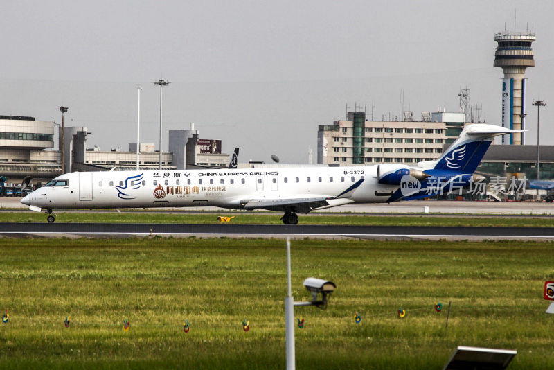 华夏航空飞机于机场跑道场景