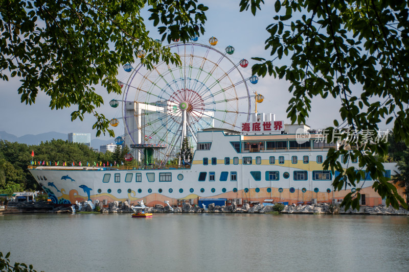 福州左海水上摩天轮与海底世界景观相映成趣