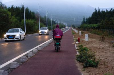 在起雾的山中道路上骑行