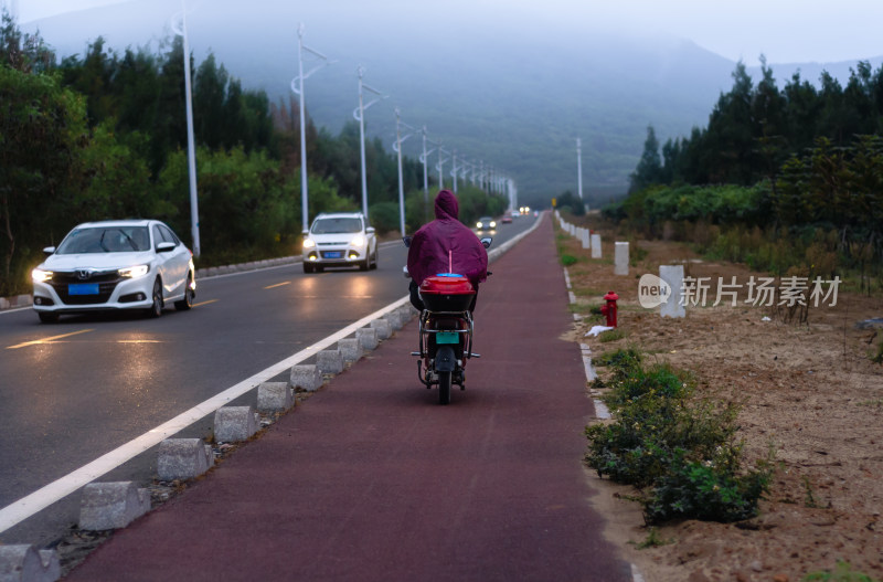 在起雾的山中道路上骑行